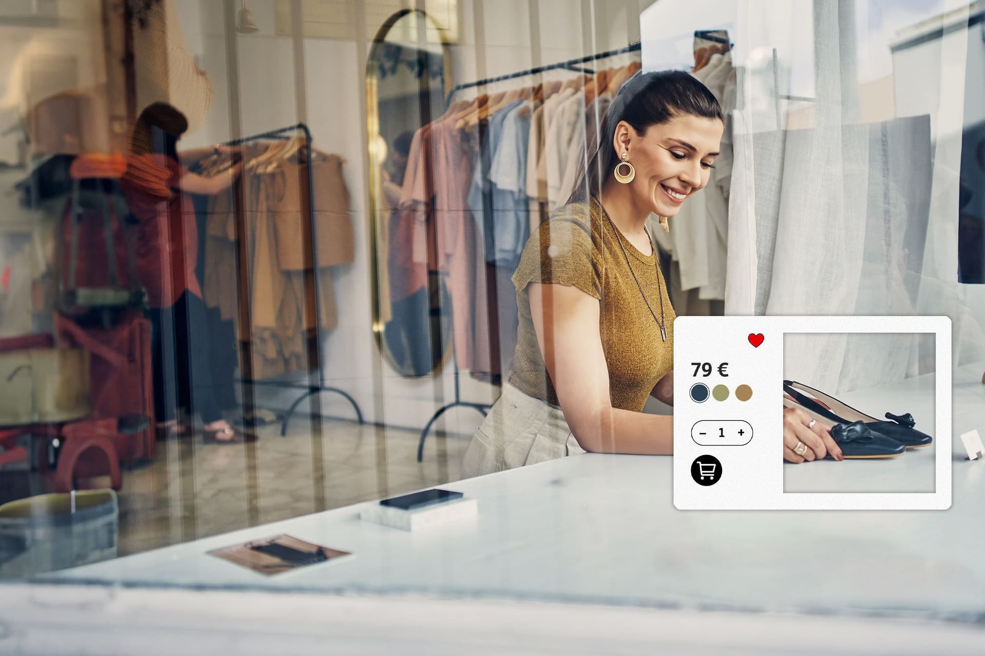 Eine Verkäuferin in einem Bekleidungsladen stellt ein Parr Damenschuhe auf den Tresen.